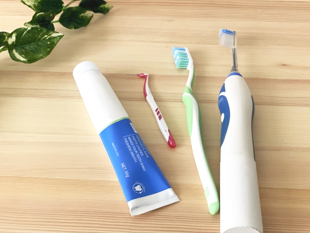 インビザライン中の歯ブラシの選び方！電動歯ブラシと手磨きどちらにするべき？