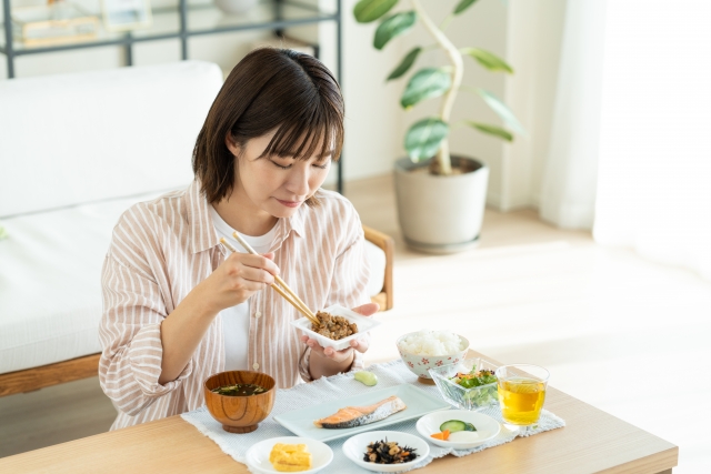 高齢の方・歯列矯正中の方は必見！噛みやすい食事の具体例とそのメリットとは？