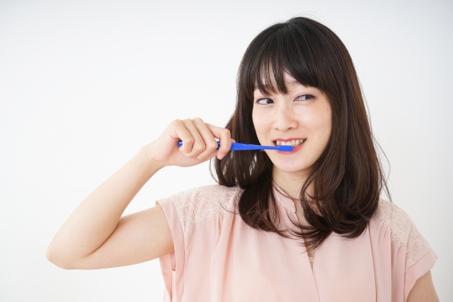 歯ぐきが下がる原因は？予防と治療法を解説