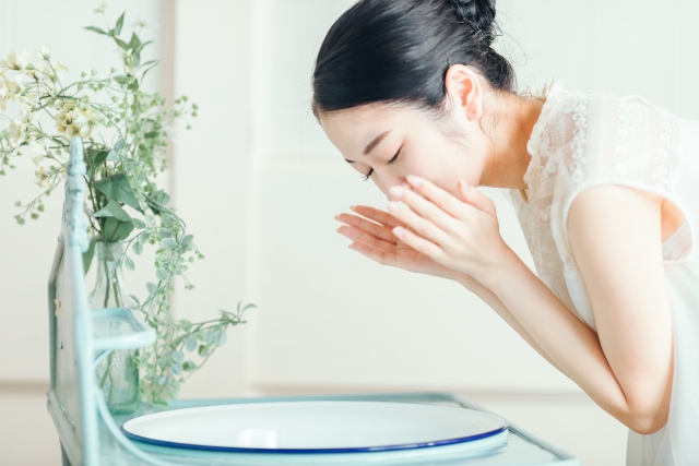 寝起きの不快感を解消！ネバつきや口臭を防ぐ夜の口内ケア習慣まとめ