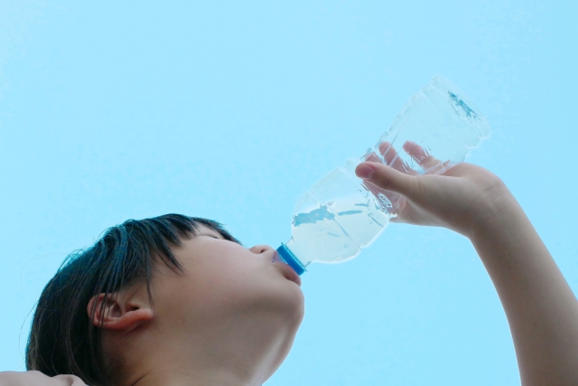 夏休み前に見直したい！東海市の歯医者が教える「スポーツドリンク」と「むし歯」の意外な関係
