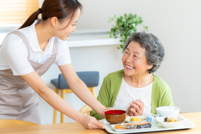 いつまでも美味しく食べるために。高齢者の“噛む力”を守る歯科的ケアとは